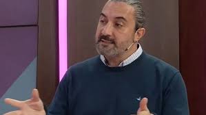 AGMER va al paro y endurece las críticas: «Los docentes ya perdimos más del 15% del poder adquisitivo». El secretario general de AGMER Paraná, Manuel Gómez, confirmó un nuevo paro provincial para este 24 de junio en reclamo de una convocatoria urgente a discutir salarios y en rechazo a la reforma previsional que impulsa el gobierno provincial. El dirigente aseguró que los docentes acumulan una pérdida superior al 15% del poder adquisitivo desde diciembre y cuestionó la última propuesta salarial del 3,5%, al considerarla insuficiente. «Cada vez que uno ve su recibo de sueldo y empieza a pagar las cuentas, sabe que ese monto alcanza cada vez menos», afirmó. También advirtió sobre el deterioro de la infraestructura escolar. «La situación es alarmante. Hay escuelas con aulas emparchadas para que no entre el frío o la lluvia, y muchas veces son las cooperadoras las que terminan resolviendo problemas que debería atender el Estado», señaló. Respecto de la reforma previsional, cuestionó la intención de ampliar de 10 a 20 años el período para calcular el haber jubilatorio y modificar el sistema de actualización de las jubilaciones. «Es una sensible baja para los futuros jubilados y busca llevar a los jubilados entrerrianos a cobrar como los nacionales», sostuvo. En el marco de la medida de fuerza, AGMER también participará de las movilizaciones convocadas para este miércoles en rechazo al proyecto previsional que se debate en la Legislatura. Gómez señaló que la iniciativa afecta derechos adquiridos de trabajadores activos y jubilados, por lo que consideró fundamental que la docencia se manifieste en las calles para expresar su rechazo a la propuesta&nbsp;oficial.