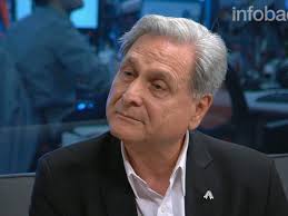 Solanas cargó contra Milei y Frigerio: “Hay un divorcio absoluto con el pueblo”.El exintendente de Paraná cuestionó el rumbo del gobierno nacional, acusó a la gestión provincial de seguir “a ciegas” las políticas de Javier Milei y reclamó una profunda autocrítica dentro del peronismo. Además, defendió a Axel Kicillof como referencia para reconstruir un proyecto nacional. Julio Solanas realizó un duro análisis de la situación política y económica del país, al sostener que existe “un divorcio absoluto” entre el gobierno nacional y la ciudadanía. En diálogo con el programa GPS, también apuntó contra la gestión del gobernador Rogelio Frigerio, al considerar que acompaña sin cuestionamientos las decisiones impulsadas por el presidente Javier Milei.“Es un momento muy difícil para el pueblo argentino porque se habla de cambios y nada ha cambiado. Hay un divorcio entre el gobierno nacional y el pueblo”, afirmó Solanas, quien cuestionó especialmente el ajuste sobre la salud pública, la educación, la ciencia, la tecnología y el sector productivo.Según el dirigente peronista, las políticas nacionales afectan directamente a las pequeñas y medianas empresas y favorecen un modelo económico basado en el endeudamiento. “Uno ve los títulos de los diarios anunciando nuevos empréstitos para la Argentina. Eso significa más deuda sobre los hombros del pueblo argentino durante años”, señaló. Durante la entrevista, aseguró que el gobierno provincial atraviesa una contradicción al definirse como desarrollista mientras acompaña medidas que, según sostuvo, perjudican la producción nacional. “Es muy difícil para el gobierno provincial porque sigue los pasos prácticamente a ciegas del gobierno nacional. No hay ningún cuestionamiento. Se dice desarrollista, pero choca con las políticas nacionales que cercenan el desarrollo de las pymes y de la industria”, manifestó. Consultado sobre el malestar de parte de la sociedad con las gestiones peronistas, el exdiputado reconoció que existen errores que deben ser revisados. “No hay duda de que hay un cuestionamiento fuerte hacia la política y también hacia dirigentes que tuvieron conductas reprochables. El Estado debe administrarse con absoluta austeridad y transparencia”, expresó. Sostuvo que quienes enfrentan acusaciones por presuntos hechos de corrupción deben responder ante la Justicia y remarcó que “nadie está por encima de la ley”. Sin embargo, también cuestionó que algunos sectores intenten generalizar las responsabilidades. “Todos no somos iguales. Algunos cometieron errores o actos de corrupción y tendrán que responder ante la Justicia, pero no se puede poner a todos en la misma bolsa”, afirmó. En el plano nacional, Solanas se mostró alineado con el gobernador bonaerense Axel Kicillof, a quien definió como la principal referencia del peronismo de cara al futuro. “Axel Kicillof ha tenido una actitud profundamente responsable para demostrar que puede haber otro modelo de nación. Defiende la educación, la salud, las pymes, la industria y la ciencia. Para mí es la mejor expresión en esta etapa”, sostuvo. No obstante, aclaró que su respaldo no responde a una cuestión personal sino al proyecto político que representa. “Yo suscribo a un modelo de nación, no a una persona”, remarcó. Respecto al proyecto de reforma previsional que debate la Legislatura entrerriana, Solanas expresó reparos sobre algunos puntos de la iniciativa y defendió la necesidad de preservar derechos adquiridos. “Hay una cuestión sagrada que es el 82 por ciento móvil. Hay que garantizar que no se pierdan derechos”, indicó. Además, rechazó la posibilidad de equiparar la edad jubilatoria de mujeres y hombres. “La mujer no solamente trabaja, también sostiene y forma el hogar. Creo que debe mantenerse la posibilidad de que se jubile antes en Entre Ríos”, argumentó. Finalmente, reclamó que la Nación cumpla con los compromisos asumidos para asistir financieramente a las cajas previsionales provinciales no transferidas y consideró que ese camino debería haberse explorado antes de impulsar modificaciones al sistema jubilatorio&nbsp;entrerriano.