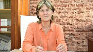 María de los Ángeles Petit afirmó que el déficit previsional también responde a la evasión de aportes del propio Estado. La ex diputada nacional y abogada cuestionó el proyecto de reforma previsional que comenzó a debatirse en la Cámara de Diputados de Entre Ríos y sostuvo que el déficit de la Caja de Jubilaciones «no puede analizarse de manera aislada», sino como consecuencia de las políticas de empleo del Estado provincial y de los municipios. En diálogo con el programa GPS, Petit aseguró que el desfinanciamiento del sistema previsional no responde únicamente a la relación entre aportantes y jubilados, sino también a una «asfixia programada» provocada por despidos, contrataciones precarias y mecanismos que, según afirmó, reducen los aportes a la Caja. Explicó que la reducción del personal contratado con aportes previsionales provoca una caída directa en los ingresos de la Caja, esa modalidad implica un ahorro únicamente en el costo laboral y no en el gasto real del Estado. «El mismo Estado está desfinanciando la Caja de Jubilaciones», remarcó. También apuntó contra la composición de los sueldos de intendentes y funcionarios municipales. Señaló que en numerosos municipios existen adicionales por representación jerárquica de carácter no remunerativo sobre los cuales no se realizan aportes previsionales. Durante la entrevista también cuestionó la administración del intendente de Concordia, Francisco Azcué, por la política de reducción de personal. «Azcué es totalmente ineficiente y no tiene equipo. Lo están asesorando mal porque esto ya está generando una gran cantidad de acciones judiciales que el municipio va a terminar perdiendo», sostuvo. Petit sostuvo que uno de los principales problemas es que los municipios no cumplen con la obligación constitucional de convocar concursos públicos para regularizar la situación del personal contratado. Finalmente, sostuvo que regularizar el empleo público también contribuiría a fortalecer financieramente la Caja de Jubilaciones y al IOSPER. «La agenda del debate sobre la Caja la terminó imponiendo el propio Estado y quedaron afuera cuestiones estructurales que explican parte del déficit», concluyó.