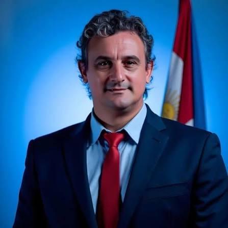 Bravo pidió ayuda financiera para Federación y advirtió por la fuerte caída del turismo. El intendente de Federación, Ricardo Bravo, confirmó que solicitó al gobernador Rogelio Frigerio un adelanto de coparticipación para afrontar el pago de salarios y aguinaldos, en medio de una fuerte caída de la recaudación provocada por la baja del turismo y la disminución de los recursos coparticipables. En diálogo con GPS, el jefe comunal explicó que el municipio atraviesa una situación económica «bastante compleja» debido a la retracción de la actividad turística, principal motor económico de la ciudad. Bravo señaló que durante una audiencia con el gobernador planteó la necesidad de acceder a un adelanto de coparticipación para cumplir con las obligaciones salariales sin afectar la prestación de servicios ni las obras que el municipio mantiene en ejecución. «Lo solicitamos porque venimos sufriendo una baja en la coparticipación y una fuerte caída de la afluencia turística. Eso impacta directamente en las cuentas del municipio», explicó. Recordó que el parque termal y el parque acuático son administrados íntegramente por la Municipalidad, por lo que cuando disminuye el ingreso de visitantes también cae la principal fuente de recursos propios, mientras los costos de mantenimiento y el pago del personal se mantienen. El intendente comparó el escenario actual con años anteriores y aseguró que la llegada de turistas cayó entre un 20 y un 30% en los últimos tiempos, especialmente durante los fines de semana comunes. «Esa baja genera un impacto muy importante en el presupuesto municipal y nos obliga a hacer un esfuerzo extra para cumplir con todas las obligaciones», afirmó. Bravo atribuyó la caída de visitantes al deterioro del poder de compra de las familias. «Hay personas que antes viajaban dos o tres veces por año y hoy, con suerte, pueden hacerlo una sola vez», sostuvo. Indicó que el municipio acordó junto al sector privado una reducción en las tarifas de ingreso a las termas, además de promociones en hotelería y gastronomía para incentivar la llegada de turistas durante las vacaciones de invierno. También pidió al Gobierno provincial apoyo para destrabar obras nacionales que permanecen paralizadas desde el cambio de gestión. Aclaró que mantiene una buena relación institucional con Frigerio y remarcó que el diálogo entre Provincia y municipios debe sostenerse más allá de las diferencias políticas. Responsabilizó a las políticas del presidente Javier Milei por la recesión económica y sostuvo que distintos sectores productivos de Federación atraviesan una situación crítica. En el plano político, Bravo sostuvo que el peronismo trabaja para recuperar el gobierno provincial y nacional, y consideró que el gobernador bonaerense Axel Kicillof es «un candidato totalmente potable» para encabezar ese proceso. Finalmente, sostuvo que el próximo presidente «debe tener preparación, militancia y conocimiento del Estado» y advirtió que «los experimentos con outsiders demostraron que no&nbsp;sirven».