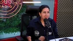 UTEP pidió garantías para los tarjeteros y denunció demoras en la asistencia alimentaria. La referente de la Unión de Trabajadores de la Economía Popular (UTEP) en Paraná, Tamara Berales, reclamó mayor claridad sobre la implementación del nuevo sistema de estacionamiento medido y exigió garantías para la continuidad laboral de los tarjeteros. Además, denunció que desde hace casi cuatro meses los comedores y merenderos de la organización no reciben partidas alimentarias del Gobierno provincial. En diálogo con GPS, Verales explicó que durante esta semana se renovaron por tres meses las credenciales de los tarjeteros, mientras continúa el proceso de evaluación de las empresas interesadas en operar el nuevo sistema de estacionamiento medido. La dirigente señaló que uno de los principales problemas es la falta de información hacia la ciudadanía y hacia los propios trabajadores. «Hay mucha gente que cree que el estacionamiento tarifado ya no está vigente y, por eso, considera que no tiene que pagarles a los tarjeteros. Eso genera situaciones muy incómodas todos los días», afirmó. Indicó que solicitaron al municipio una campaña de comunicación para aclarar que el sistema actual continúa funcionando hasta que entre en vigencia el nuevo esquema. Berales sostuvo que la principal incertidumbre pasa por la incorporación de los actuales tarjeteros al nuevo sistema. Aseguró que todavía no conocen el contenido del pliego licitatorio ni los criterios que utilizará la futura empresa adjudicataria. «No sabemos cuántos trabajadores van a ingresar, quiénes serán incorporados ni qué pasará con los que queden afuera», advirtió. Berales aclaró que la jornada de protesta realizada esta semana estuvo vinculada principalmente a la situación de los comedores y merenderos. Según indicó, la UTEP administra 41 espacios comunitarios que asisten semanalmente a más de 600 familias y hace casi cuatro meses no reciben partidas alimentarias. La dirigente sostuvo que la organización atraviesa un fuerte retroceso en materia de políticas sociales. Explicó que, además de la interrupción en la entrega de alimentos, permanecen paralizados distintos programas y convenios destinados a cooperativas de trabajo. «Nos están llevando a discutir por dos paquetes de fideos cuando lo que queremos debatir es una agenda de tierra, techo y trabajo», expresó. Berales agregó que el aumento de personas que concurren a comedores y merenderos refleja el deterioro social y económico de los barrios populares. Finalmente, indicó que el Gobierno provincial se comprometió a informar entre esta semana y la próxima si finalmente reanudará la entrega de alimentos para los espacios comunitarios administrados por la&nbsp;UTEP.