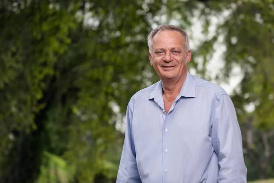 Viale: Weiss defendió la gestión, respaldó la reforma previsional y evitó hablar de un acuerdo con La Libertad Avanza. El intendente de Viale, aseguró que su gestión debió «reprogramar» objetivos por el contexto económico, aunque sostuvo que el municipio viene cumpliendo las metas planteadas. Destacó obras de infraestructura, la ampliación de la oferta educativa y el crecimiento sostenido de la ciudad, al tiempo que respaldó la reforma previsional impulsada por el gobernador Rogelio Frigerio y pidió afrontar el déficit de la Caja de Jubilaciones «con seriedad». En diálogo con GPS, informó que Viale celebrará sus 120 años con un acto protocolar y una feria de emprendedores con espectáculos musicales, e invitó a la comunidad a participar de las actividades. Sobre el balance de la gestión, afirmó que el municipio priorizó los servicios esenciales y reconoció que el escenario económico obligó a reorganizar la planificación. «No puedo hacer una autoevaluación, eso le corresponde al vecino, pero estamos convencidos de que hemos dado respuesta a muchas necesidades», expresó. Calificó como «muy buena» la relación con el gobernador Rogelio Frigerio y valoró la ejecución de obras estratégicas para la región, entre ellas el camino Viale-Arroyo Durazno, la línea eléctrica de 132 kV Crespo-Viale y la repavimentación de la Ruta Provincial 32. No obstante, manifestó preocupación por la paralización de la obra sobre la Autovía 18, especialmente en el acceso a Viale y en la intersección con la Ruta 32, donde se registraron accidentes. Dijo esperar que el Gobierno nacional reactive esos trabajos. Consultado sobre las críticas hacia el diputado nacional Darío Schneider por su actuación en el Congreso, Weiss evitó cuestionarlo y sostuvo que actuó conforme a lo resuelto por el bloque legislativo. «No va a defender la corrupción Darío Schneider, tenga la plena seguridad», afirmó, y consideró que el exintendente de Crespo «ha transformado una ciudad» y cumplirá un papel importante representando a Entre Ríos. Uno de los tramos más firmes de la entrevista estuvo dedicado a la reforma previsional. Weiss respaldó la iniciativa impulsada por el Gobierno provincial y consideró imprescindible abordar el déficit de la Caja de Jubilaciones.»Una Caja que tiene un déficit de 35.000 millones de pesos por mes, unos 400.000 millones al año, merece ser tratada», sostuvo. Recordó que durante la gestión de Gustavo Bordet ya se advertía sobre la necesidad de corregir el desequilibrio y destacó «el coraje y la valentía» de Frigerio para impulsar el debate. Finalmente, respecto del futuro político de la UCR y una eventual alianza con La Libertad Avanza para 2027, Weiss evitó adelantar posiciones. Sostuvo que actualmente el radicalismo continúa formando parte de Juntos por Entre Ríos y consideró prematuro discutir acuerdos electorales. «No hay que apresurar los tiempos. Hoy seguimos dentro de Juntos por Entre Ríos y más adelante se verá cuál es la mejor decisión para seguir ofreciendo a los entrerrianos los cambios que la provincia necesita»,&nbsp;concluyó.