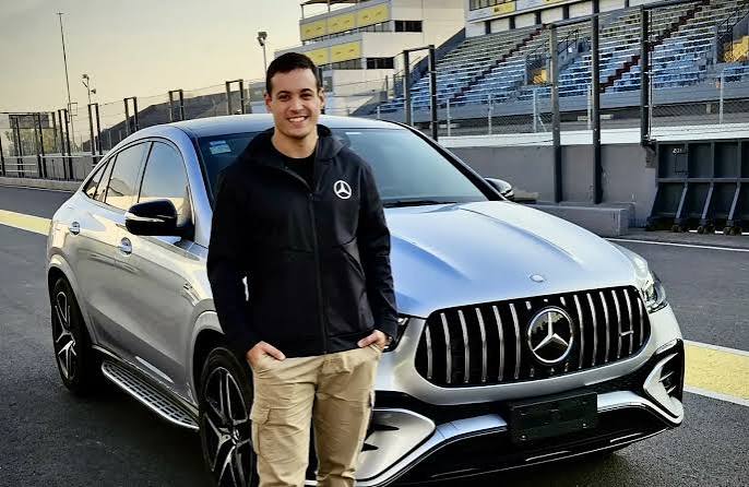 El Turismo Carretera desembarca este fin de semana en el Autódromo Ciudad de Paraná para disputar la décima fecha del campeonato, que además marcará el cierre de la etapa regular. La jornada será clave para definir a los pilotos que competirán por la Copa de Oro y tendrá en pista a más de medio centenar de autos. Uno de los protagonistas será Diego Azar, quien llega ubicado en el cuarto puesto del campeonato y con grandes expectativas de realizar una buena actuación en el trazado entrerriano. En diálogo con GPS, el piloto destacó la importancia de esta fecha no solamente por los puntos en juego, sino también porque Paraná permitirá evaluar el rendimiento de su Mercedes-Benz de nueva generación de cara a las últimas competencias del año. “Paraná es un circuito que tiene velocidad media, velocidad alta y curvas. Es un promedio de los autódromos que vamos a transitar de acá hasta fin de año”, explicó Azar. En ese sentido, consideró que lograr una buena puesta a punto será fundamental para establecer una base de trabajo para las cinco carreras que quedarán por delante. Para Azar, se trata de un trazado “muy técnico, difícil” y especialmente atractivo para los pilotos por sectores como el primer curvón y el último tramo del circuito. También destacó el marco que suele generar el público cada vez que el Turismo Carretera visita Entre Ríos. “Siempre es lindo ir a Paraná, porque el autódromo está colmado y siempre es una fiesta”, señaló. La competencia tendrá además un condimento especial para Azar: será la primera vez que el Mercedes-Benz de nueva generación que conduce actualmente compita en el circuito paranaense. El piloto integra el equipo oficial Mercedes-Benz junto a Manu Urcera y Otto Fritzler, y explicó que el proyecto representa un importante salto respecto de la estructura con la que compitió durante su primera temporada en el TC. Si bien su ubicación en el campeonato lo mantiene en una posición favorable para acceder a la Copa de Oro, Azar tiene una cuenta pendiente: conseguir una victoria. “Hay que trabajar y buscar el mejor resultado”, sostuvo, al tiempo que reconoció que su Mercedes-Benz está en condiciones de pelear por una victoria cuando logran encontrar la puesta a punto adecuada. Para el piloto, la pasión que se vive en los autódromos entrerrianos es una parte fundamental del espectáculo y una de las razones que hacen especial competir en la provincia. Este fin de semana, Azar buscará aprovechar esa motivación, cerrar de la mejor manera la etapa regular y, sobre todo, encontrar en Paraná la victoria que todavía le falta para convertirse en uno de los candidatos fuertes al título del Turismo&nbsp;Carretera.