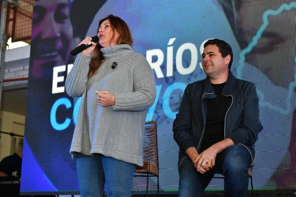 «Tiene que haber una oxigenación en el peronismo»: Laura Rupp impulsó el armado con Kicillof y reclamó renovar el partido. La intendenta de El Pingo destacó la masiva convocatoria encabezada por el ministro bonaerense Carlos Bianco, afirmó que Axel Kicillof «ya es un liderazgo nacional» y aseguró que el PJ entrerriano necesita «dejar las mezquindades y las ambiciones personalistas de lado» para construir una alternativa de cara a 2027. Hizo un balance altamente positivo del encuentro político realizado en San José, que reunió a más de 700 dirigentes y militantes con la presencia del ministro de Gobierno bonaerense, y sostuvo que la convocatoria dejó un mensaje claro: la militancia reclama renovación, mayor participación y un proyecto nacional con Entre Ríos como protagonista. En diálogo con GPS, Rupp aseguró que la convocatoria «fue excelente, más que diez» y destacó que el encuentro se organizó en pocos días y sin convocatorias personalizadas. «Fue una convocatoria muy genuina. La lanzamos el martes, no esperábamos tanta repercusión y, aun con toda la lluvia, tuvimos más de 700 personas, un salón totalmente lleno y gente que quedó afuera. Para nosotros fue una gran alegría». El principal mensaje del encuentro no fue el discurso del funcionario bonaerense, sino el respaldo expresado por la militancia. «El primer mensaje es el que deja»: la necesidad de empezar a trabajar en forma conjunta para construir un proyecto nacional donde Entre Ríos sea protagonista. Hay una necesidad de renovación dentro del partido y de una mayor participación de las bases». «Yo creo que Axel ya es. A veces creemos que los liderazgos los imponemos los funcionarios, pero no es así. La gente ya lo colocó en ese lugar y nosotros tenemos que seguir reforzando ese pedido».»Tenemos economías regionales paralizadas, industrias que se vienen abajo, comercios que cierran todos los días, trabajadores que no llegan al día 20 y jubilados muy golpeados. Entre Ríos tiene que volver a ser una provincia productiva». «Los municipios del interior somos los más golpeados. El sector privado prácticamente no existe y el Estado municipal termina siendo la principal fuente laboral». «La gente no viene a golpear la puerta del municipio para que le demos de comer. La gente viene a pedir trabajo. El problema es que tampoco desde el municipio estamos pudiendo dar respuesta porque los recursos cada vez son menores». «Tiene que haber una oxigenación dentro del partido. Tenemos nuevas figuras políticas con mucho para aportar. Hay que dejar las mezquindades y las ambiciones personalistas de lado y trabajar pensando únicamente en las necesidades de la&nbsp;gente».