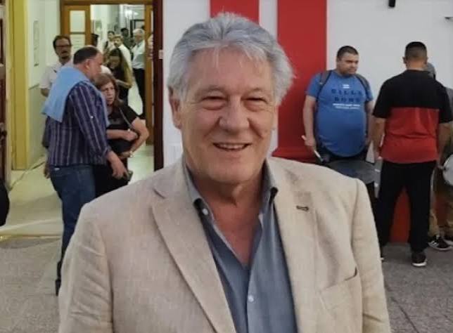 Cusinato habló del futuro de la UCR, las alianzas para 2027 y las obras financiadas con créditos internacionales. El presidente del Congreso Provincial Partidario de la UCR, hizo un balance positivo del Congreso Provincial realizado en Villaguay y destacó que se pudieron abordar distintos temas internos del partido sin conflictos. Entre ellos, mencionó la aprobación del balance, la creación de nuevas comisiones y la modificación de los plazos de las autoridades partidarias para que las elecciones internas vuelvan a realizarse en años no electorales. Explicó que el mandato actual finaliza el 28 de mayo y que las nuevas autoridades asumirían en esa fecha y permanecerían hasta octubre de 2028. De esta manera, el radicalismo busca volver a ordenar su calendario interno y evitar que las elecciones partidarias coincidan con los procesos electorales generales. Uno de los principales temas que quedó abierto fue la estrategia electoral de cara a 2027. Señaló que todavía no existe suficiente información para definir cómo serán las elecciones provinciales, si habrá desdoblamiento, PASO o algún otro mecanismo para resolver las internas. Por eso, sostuvo que el debate sobre un eventual frente electoral continuará en un próximo Congreso, cuando exista mayor claridad sobre el escenario político y electoral. Defendió el peso territorial de la UCR en Entre Ríos y aseguró que el partido ocupa actualmente un lugar central dentro de la política provincial. Destacó la presencia de intendentes, diputados, senadores y funcionarios radicales en diferentes áreas del Gobierno. Según planteó, esa estructura territorial será determinante en 2027 porque estarán en juego intendencias, bancas legislativas y concejalías. Incluso afirmó que el radicalismo no solamente pretende conservar las posiciones que actualmente tiene, sino avanzar sobre otras ciudades y departamentos para convertirse en oficialismo en más localidades. En el plano nacional, fue crítico con la situación actual del radicalismo. Afirmó que el partido “a nivel nacional no existe” y que se encuentra “absolutamente huérfano”, situación que, según sostuvo, dificulta tener dirigentes y candidatos con los cuales confrontar políticamente. A pesar de eso, manifestó que todavía tiene la esperanza de que pueda surgir un candidato radical a presidente, independientemente de sus posibilidades electorales. Sobre la gestión de Javier Milei, sostuvo que puede existir alguna coincidencia con aspectos “macro” de la política nacional, pero marcó diferencias en cuestiones vinculadas a la vida cotidiana y expresó desconocimiento sobre las políticas que se están desarrollando en áreas como educación y salud. También planteó una mirada de largo plazo sobre el futuro electoral de la UCR entrerriana. Reconoció que actualmente la figura de Rogelio Frigerio tiene un peso importante en la provincia y que el radicalismo forma parte del mismo Gobierno, pero sostuvo que la historia de los partidos políticos no termina en una elección. En su rol dentro de la Unidad Ejecutora Provincial, explicó que trabaja en la gestión de financiamiento internacional destinado a obras públicas. Detalló que durante los últimos años se trabajó en la construcción y renovación de 11 escuelas, además de obras de saneamiento en Concepción del Uruguay y Colón, proyectos viales y diferentes programas destinados a sectores Finalmente, defendió el acceso de la provincia a este tipo de financiamiento y explicó que los organismos internacionales no otorgan créditos simplemente por la presencia de un determinado gobernador. Señaló que Entre Ríos cuenta con capacidad financiera y autorización legislativa para acceder a estos préstamos. Remarcó además que se trata, en general, de créditos a 20 o 21 años, con períodos de gracia y tasas favorables, destinados fundamentalmente a infraestructura y desarrollo productivo. Según explicó, la idea es que las obras mejoren la producción y la infraestructura vial para que ese crecimiento permita afrontar posteriormente el pago de los&nbsp;créditos.