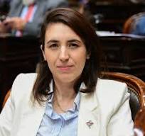 Marclay apuntó contra Milei por el Presupuesto 2027: “Viene con más ajustes y con menos derechos”. La diputada nacional por Entre Ríos cuestionó el proyecto de Presupuesto 2027, advirtió por el impacto sobre las personas con discapacidad y apuntó contra la gestión de Rogelio Frigerio. También habló del futuro del peronismo y destacó a José Lauritto como una figura con capacidad para gestionar la provincia. En diálogo con GPS, sostuvo que su primera lectura del proyecto muestra “un recorte muy fuerte al sector de la discapacidad” y cuestionó además la falta de transferencias destinadas a programas de primera infancia y desarrollo. Uno de los puntos que más cuestionó es la eliminación del nomenclador de prestaciones para personas con discapacidad. Según explicó, ese mecanismo permite “nivelar el punto de partida” y establecer un monto de referencia para las prestaciones, terapias y tratamientos. Y advirtió sobre las consecuencias para las familias: “Solamente van a poder pagar aquellos que puedan y tengan el nivel adquisitivo de poder darle un tratamiento a su hijo”. Consultada sobre la postura del peronismo frente al proyecto, Marclay anticipó que, aunque el tratamiento recién comienza, la posición será de rechazo. “Por lo que estamos hablando va a haber un rechazo en general del presupuesto”, señaló. La diputada también cuestionó el rol del gobernador Rogelio Frigerio y puso en duda los resultados de sus gestiones ante el Gobierno nacional. “Rogelio Frigerio es el mejor alumno de Milei”, sostuvo Marclay, y consideró que el gobernador no se caracteriza por “ir a buscar a defender los recursos de los entrerrianos y las entrerrianas”. “¿Cuánto puede vivir el gobernador con 200 mil pesos?”, planteó, al referirse a la asistencia destinada a algunas familias afectadas por la crisis laboral.Marclay también cuestionó la exposición pública del gobernador mientras, según su mirada, persisten problemas económicos y laborales en la provincia. “¿Cuándo atiende a los entrerrianos? ¿Cuándo atiende? ¿Cuándo se ocupa de los problemas de la gente?”, preguntó. De cara al próximo escenario electoral, sostuvo que el peronismo debe avanzar hacia “una posición de unión de todos”, aunque aclaró que no considera que la renovación implique dejar de lado a dirigentes con trayectoria. “Algunos se renovarán por una cuestión generacional, pero esto no quiere decir que tenemos que empezar a tirar referentes por la ventana porque tenemos que tomar renovación”, expresó. “Tenemos que tener una mirada al campo, tenemos que tener una mirada del productor y tenemos que tener una mirada integral hacia la industria en todos sus procesos”, sostuvo. Consultada específicamente por el nombre de José Eduardo Lauritto como uno de los dirigentes que aparece mencionado dentro del peronismo entrerriano, Marclay fue contundente. Dijo que el candidato del peronismo debería surgir “del consenso de todos los departamentos” y aclaró que no existe una regla por la cual el próximo candidato deba surgir necesariamente de Paraná o de las ciudades más grandes. Pero al referirse a Lauritto, con quien trabaja desde hace dos décadas, destacó especialmente su experiencia. “Por su experiencia y su trayectoria tiene la capacidad de poder gestionar esta provincia”, afirmó. Marclay explicó que Lauritto mantiene un perfil más orientado a la gestión que a la exposición mediática: “Tiene una postura más de mostrar con sus acciones que salir a decir o estar hablando”. Y dejó una definición sobre el proceso de construcción política hacia 2027: “Me parece que son las horas de las ideas y no de las&nbsp;personas”.