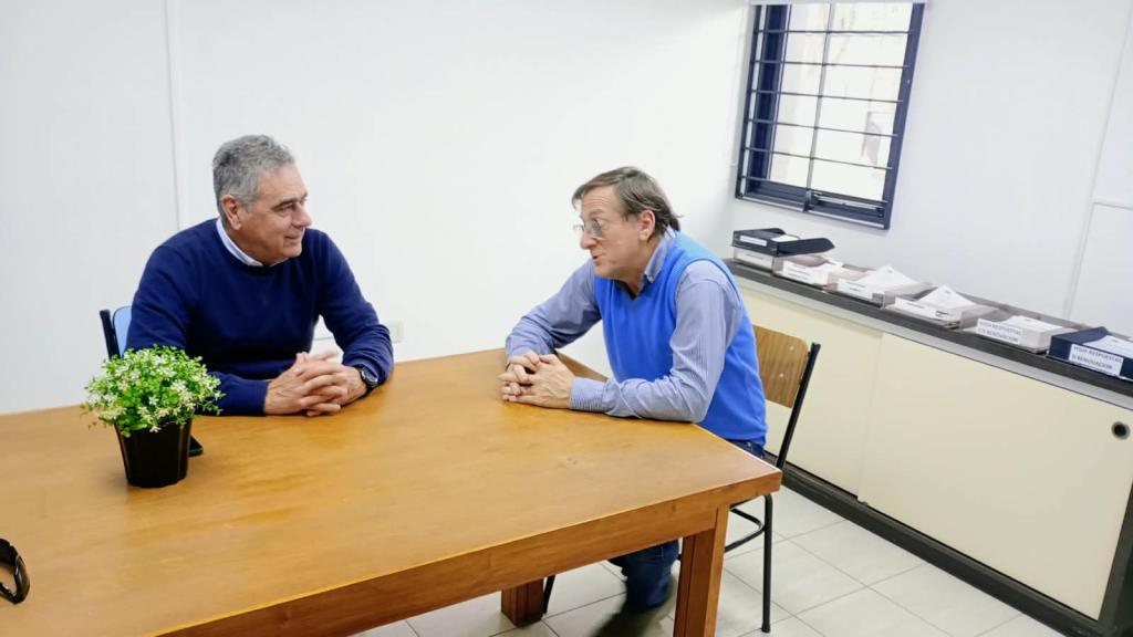 Caminos y logística en Paraná: Manuel Tennen evaluó la infraestructura vial junto al sector del transporte. En el marco de las actividades de la campaña por su candidatura a intendente de Paraná, por la Unión Cívica Radical (UCR), Manuel Tennen se reunió con Guillermo Werner, vicepresidente de la Federación Argentina de Entidades Empresarias del Autotransporte de Cargas (FADEEAC). La reunión, desarrollada en la sede local de la entidad, forma parte de una agenda de articulación que el candidato radical viene profundizando con los sectores clave de la economía local. El objetivo central fue conocer de primera mano las principales demandas de las pequeñas y medianas empresas del transporte terrestre de mercaderías, un motor vital para el desarrollo logístico y comercial de la región. Durante el intercambio, Tennen y Werner analizaron un diagnóstico técnico sobre la infraestructura de la ciudad. Entre los ejes prioritarios, abordaron el diseño de corredores específicos de circulación para camiones de carga, la optimización de las zonas de estacionamiento y el estado crítico de la trama vial urbana, un reclamo histórico del sector productivo. Asimismo, el dirigente de FADEEAC interiorizó al candidato sobre el trabajo que realiza la Federación en materia de innovación y seguridad vial, destacando el uso de simuladores de alta tecnología para la capacitación y evaluación de los choferes en la obtención de sus licencias. Al cierre del encuentro, Tennen reafirmó su compromiso de gestión con las entidades intermedias: «Nuestra propuesta para Paraná se construye escuchando a los que producen. El transporte de cargas es un sector vital, muchas veces silencioso, pero determinante para la economía diaria de los paranaenses. Una ciudad moderna y competitiva necesita garantizarles infraestructura y reglas claras», enfatizó el candidato radical, consolidando así el protagonismo de su espacio en el debate público&nbsp;local.