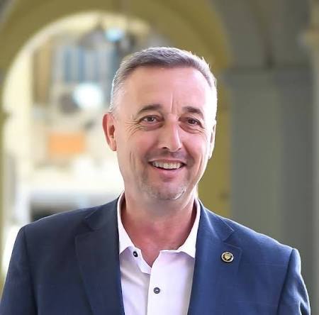 Gustavo Hein habló de Basavilbaso, la Legislatura, las dietas, Frigerio y su futuro político. El presidente de la Cámara de Diputados de Entre Ríos, se refirió al ataque a piedrazos contra la vivienda del intendente de Basavilbaso, Hernán Besel, y manifestó su sorpresa por el episodio. Recordó que fue intendente de esa ciudad y sostuvo que Basavilbaso históricamente se caracteriza por ser un lugar tranquilo, con buena convivencia y donde existen diferentes miradas políticas. Hein contó que habló con Besel al día siguiente del ataque y que lo encontró preocupado y molesto, especialmente porque el hecho ocurrió durante la madrugada. Señaló que acompañó al intendente y su familia, pero prefirió esperar el avance de la investigación para conocer las circunstancias del episodio. Recordó además que él mismo sufrió un ataque durante su gestión como intendente. En relación con su gestión al frente de la Cámara de Diputados, Hein destacó que uno de sus principales objetivos fue evitar que las mayorías fueran utilizadas de manera absoluta y promover el diálogo y el respeto entre oficialismo y oposición. Aseguró que la Cámara buscó abrirse a los problemas concretos de los entrerrianos y generar debates sobre temas importantes para la provincia. Hein sostuvo además que la Cámara acompañó reformas importantes impulsadas por el gobernador Rogelio Frigerio, entre ellas las vinculadas al sistema previsional y a la obra social provincial. Anticipó que todavía existe una agenda legislativa pendiente y que podrían discutirse nuevas reformas destinadas a lograr un Estado más ágil, capaz de promover la producción y atraer inversiones privadas. Respecto de la actividad legislativa inmediata, confirmó que esperan el ingreso del Presupuesto 2027 y señaló que el proyecto debería presentarse durante octubre. También se refirió a la interpelación a la ministra Verónica Berisso por la situación de los comedores escolares. Hein afirmó que la funcionaria está preparada para brindar explicaciones y destacó su predisposición para responder los cuestionamientos de la oposición. Otro de los temas centrales fue el monto de las dietas de los diputados, que actualmente superan los 11 millones de pesos mensuales. Hein reconoció que existe una fuerte diferencia entre lo que percibe un legislador y los ingresos de docentes, policías, médicos, empleados municipales y jubilados. Admitió que, frente a esas comparaciones, la dieta de un diputado puede parecer “obscena” o “estratosférica”. Explicó que el monto no es fijado discrecionalmente por los actuales legisladores, sino que responde a un esquema establecido y a actualizaciones vinculadas con la inflación. Sin embargo, reconoció la dificultad de justificar esa diferencia frente a la sociedad y planteó que el verdadero problema también está en los bajos salarios de los trabajadores. “Cuando algo es difícil de explicar es porque está mal”, afirmó. En el plano político, Hein respaldó categóricamente una eventual reelección de Rogelio Frigerio. Consultado sobre si el gobernador merece continuar al frente de la provincia después de 2027, respondió: “Sin lugar a dudas”. Señaló que el gobernador tuvo que administrar una provincia sin una masa salarial de resguardo y sin un fondo anticíclico, y que cuatro años son un período corto para producir transformaciones profundas en el Estado. Finalmente, Hein habló de su propio futuro político y evitó confirmar si continuará en la Legislatura o asumirá otra responsabilidad. Recordó que su mandato como presidente de la Cámara termina en febrero de 2027 y que su mandato como diputado concluye el 10 de diciembre de ese año. Afirmó que no considera que un dirigente deba permanecer en un cargo simplemente por ocupar un lugar y planteó que también hay que saber cuándo es el momento de apartarse. “Uno tiene que saber cuándo es el momento de agarrar el bolso y hacer un paso al costado”, expresó. Hein señaló que deberá conversar con Frigerio para definir su futuro y aseguró que, por ahora, no puede hacer futurología sobre el lugar que ocupará después de&nbsp;2027.