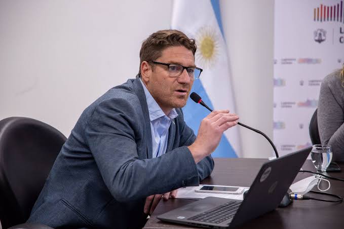 Leonardo Limia reclamó más inversión nacional para la Región Centro y cuestionó el reparto de recursos. El legislador provincial de Córdoba, Leonardo Limia, destacó la importancia de la cumbre de la Región Centro que reúne en Paraná a los gobernadores de Entre Ríos, Córdoba y Santa Fe, y reclamó al Gobierno nacional mayor acompañamiento para el desarrollo productivo, la infraestructura y la generación de empleo. Sostuvo que las tres provincias constituyen “el corazón productivo de la Argentina” y consideró necesario fortalecer la competitividad, incorporar nuevas tecnologías y coordinar políticas que potencien la actividad económica. En ese sentido, cuestionó la distribución de los recursos nacionales y afirmó que Córdoba aporta cerca del 18% del producto bruto, pero recibe alrededor del 8% por coparticipación. También reclamó que el Presupuesto 2027 contemple mayores inversiones en infraestructura vial y productiva, incluidas las rutas bioceánicas. Advirtió que las provincias ya realizaron un importante esfuerzo de ajuste y pidió que la Nación retome la inversión en obra pública. Además, cuestionó que parte de los recursos recaudados mediante el impuesto a los combustibles no vuelva a las provincias para financiar rutas y seguridad vial. También señaló que la reducción de los subsidios al transporte genera mayores costos para los usuarios del interior. Sobre la integración regional, destacó los proyectos de conectividad entre las tres provincias, el acceso a los puertos y la incorporación de inteligencia artificial aplicada a la producción. Como ejemplo, valoró la infraestructura vial de Córdoba, desarrollada con recursos propios, y señaló que la autovía de la ruta nacional 19, que conecta con Santa Fe, tiene pendiente un último tramo. En materia internacional, Limia consideró prioritario mantener una relación comercial sólida con Brasil, principal destino de las exportaciones cordobesas. Sostuvo que, independientemente de quién gobierne ese país, la Argentina debe garantizar reglas claras y condiciones favorables para el intercambio comercial. Finalmente, consultado sobre una posible candidatura a intendente de Córdoba, no descartó esa posibilidad y respondió: “Los sueños siempre están y los deseos están y vamos a trabajar para eso”.