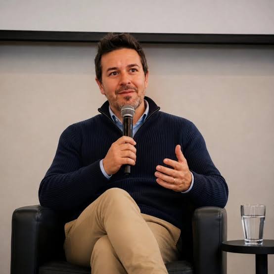 Antunes lanzó su candidatura a intendente y fulminó a Davico: “La gestión no está aprobada”. El referente de Construyendo Futuro confirmó que competirá por la Intendencia de Gualeguaychú en 2027. Planteó la renovación del peronismo, cuestionó la caída del consumo, los despidos y la falta de respuestas al comercio. También habló de las internas del PJ y de los posibles candidatos a gobernador de Entre Ríos. En diálogo con el programa GPS, por Radio UNER, explicó que su espacio comenzó a conformarse hace aproximadamente un año, con militantes justicialistas y personas que no necesariamente pertenecen al partido. El objetivo es generar “aire fresco” después de los resultados electorales adversos para el peronismo entrerriano. Consideró que el peronismo debe dejar atrás las disputas internas y concentrarse en las necesidades de la ciudadanía. Sobre el liderazgo del PJ local, mencionó al exintendente Martín Piagio, aunque consideró que actualmente está alejado del centro de la escena política. En ese contexto, defendió la necesidad de recuperar las banderas históricas del justicialismo y construir una alternativa competitiva. Además, confirmó que está dispuesto a competir en una interna contra otros dirigentes. “La interna es una gran herramienta” democrática, sostuvo, y remarcó: “El que gana conduce y el que pierde acompaña”. El dirigente cuestionó la administración del intendente Mauricio Davico, aunque reconoció que el bacheo y la reparación de calles son importantes para mejorar la vida cotidiana de los vecinos. Sin embargo, advirtió que Gualeguaychú necesita respuestas para otros sectores, como el comercio, las pymes, el turismo, el campo y los jóvenes. También criticó la falta de respuestas municipales ante el cierre de empresas en el parque industrial y los despidos de trabajadores. Según afirmó, el gobierno local no se pronunció ni acompañó a las familias afectadas. Asimismo, cuestionó el alineamiento político de Davico con el presidente Javier Milei y consideró que el modelo económico nacional impacta directamente en la ciudad. Señaló que la principal preocupación que encuentra durante sus recorridas barriales es la falta de trabajo. También puso en duda que la cercanía de Davico con el gobierno nacional y con el gobernador Rogelio Frigerio se haya traducido en beneficios concretos para Gualeguaychú. Aseguró que, más allá del bacheo y los arreglos de calles, desconoce avances importantes para la ciudad. Durante la entrevista, Antunes también fue consultado por los posibles candidatos del peronismo a gobernador de Entre Ríos en 2027, entre ellos el diputado Juan José Bahillo y el intendente de Concepción del Uruguay, José Eduardo Lauritto. Sobre Bahillo, dijo que no había conversado recientemente con él y que desconocía sus intenciones electorales. También observó que las versiones sobre posibles postulantes cambian constantemente y mencionó, además de Bahillo y Lauritto, al dirigente Bastián. Consultado sobre quién sería el mejor candidato, sostuvo que la decisión debe surgir de la gente. Destacó las trayectorias de Bahillo y del exintendente Martín Esteban, a quienes consideró dirigentes con experiencia de gestión y con posibilidades de desempeñarse bien en una eventual candidatura a gobernador. Finalmente, cuestionó la situación de la educación, la salud y la seguridad en Entre Ríos, áreas que consideró afectadas por el modelo económico actual. En el cierre, Antunes remarcó la necesidad de que el peronismo vuelva a construir una alternativa de gobierno centrada en el empleo, la actividad económica, la inclusión y la participación&nbsp;ciudadana.